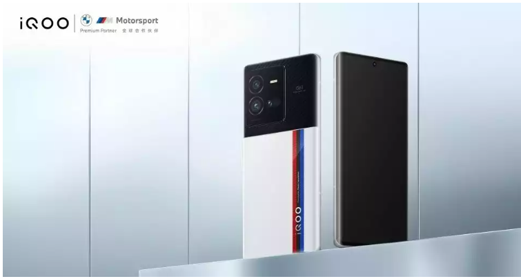 هاتف iQOO 10 Pro بشحن سريع جدا 200 واط.