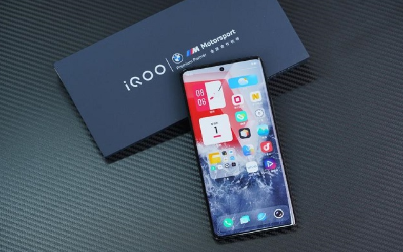 هاتف iQOO 10 Pro بشحن سريع جدا 200 واط.