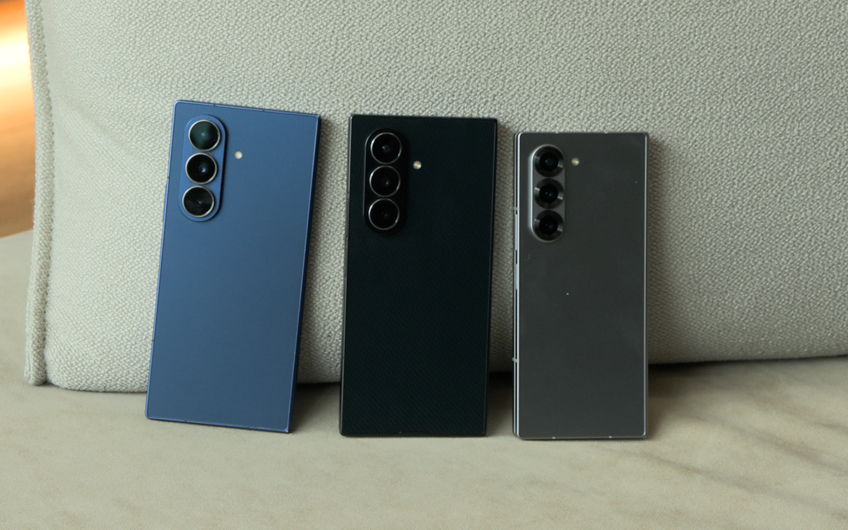 Z Fold 7 على اليسار، وZ Trifold في المنتصف، وZ Fold 6 على اليمين