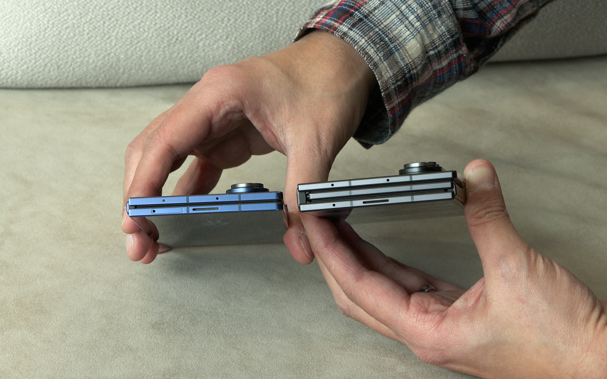 Z Fold 7 على اليسار، وZ Trifold على اليمين