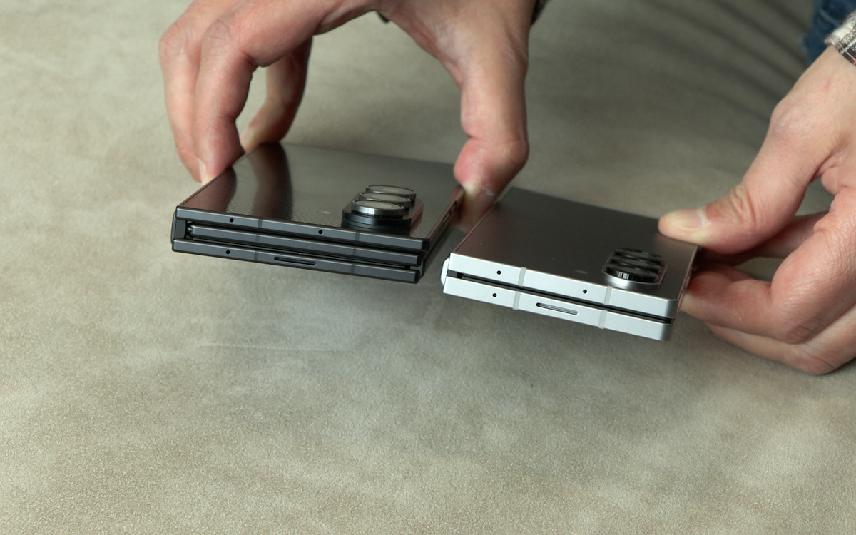 الحقيبة ثلاثية الطي على اليسار، والحقيبة سداسية الطي على اليمين