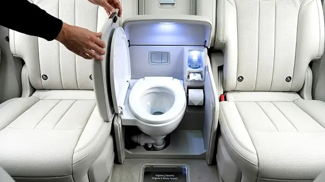 مرحاض مدمج داخل السيارة .