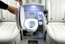 مرحاض مدمج داخل السيارة .